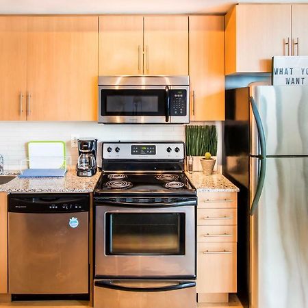 Micasa Suites - Stylish Condo In Maple Leaf Square Торонто Экстерьер фото